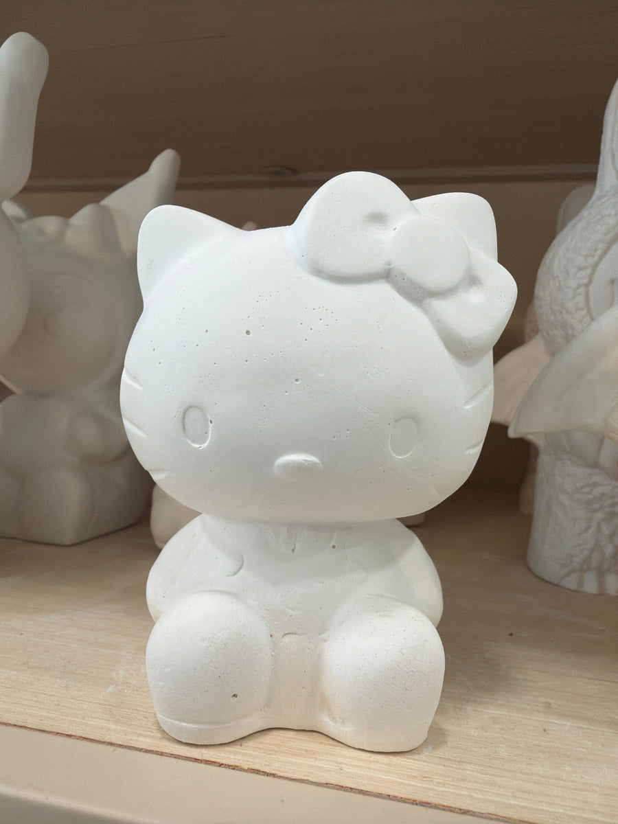 Hello Kitty pequeña sentada