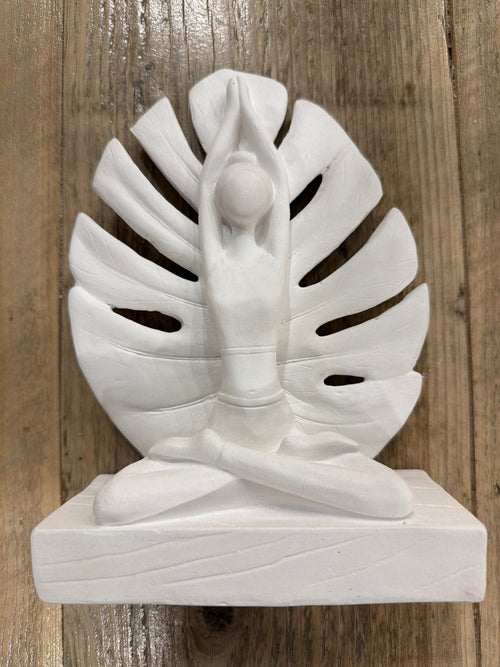 Mujer Yoga con Hoja de Monstera