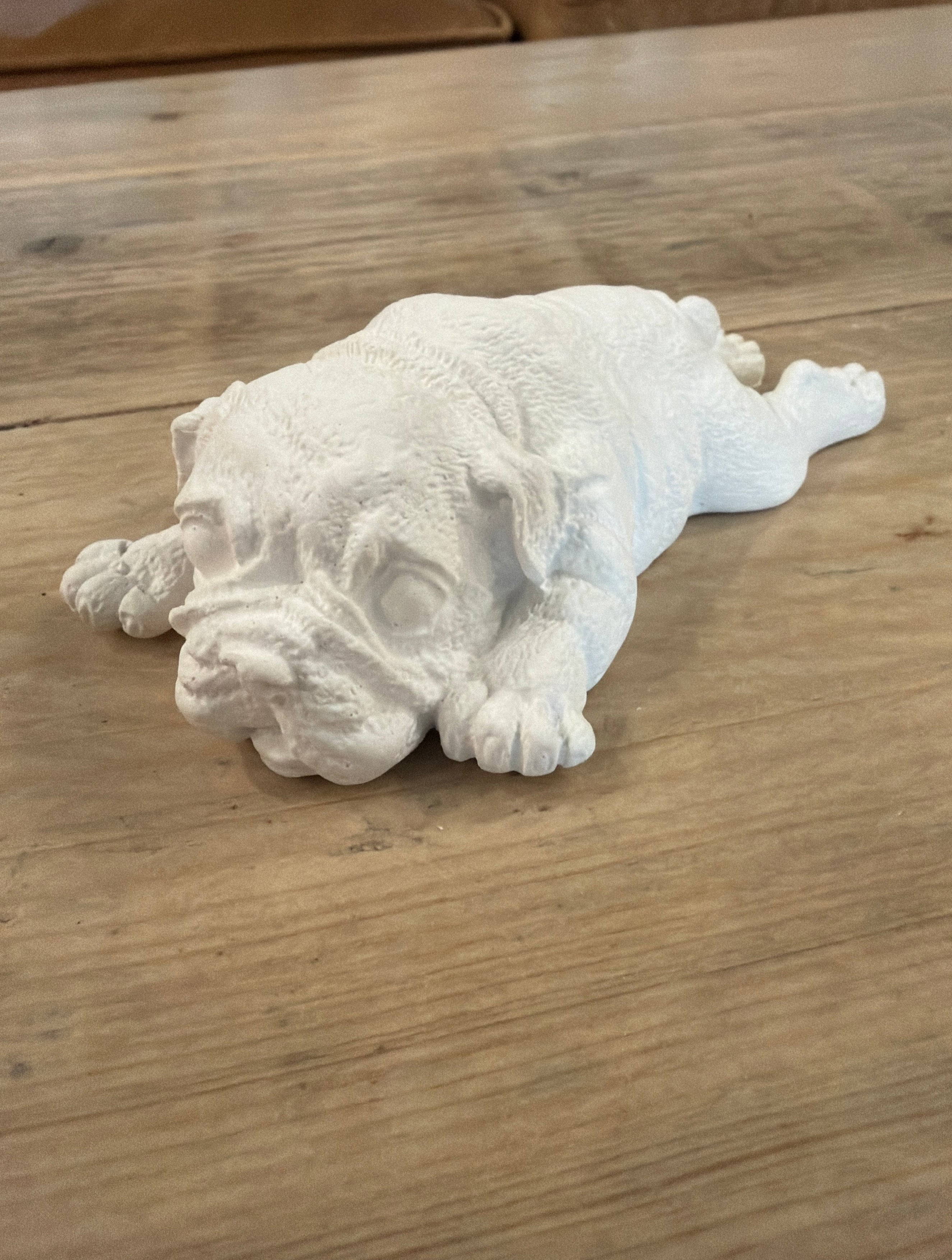 bulldog-tumbado-realista