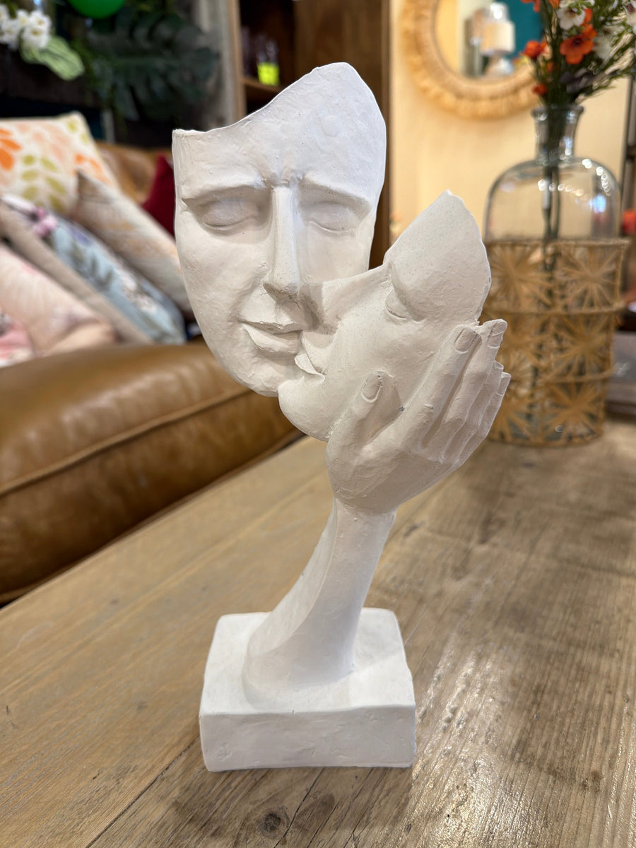 Escultura Rostros en la Mano