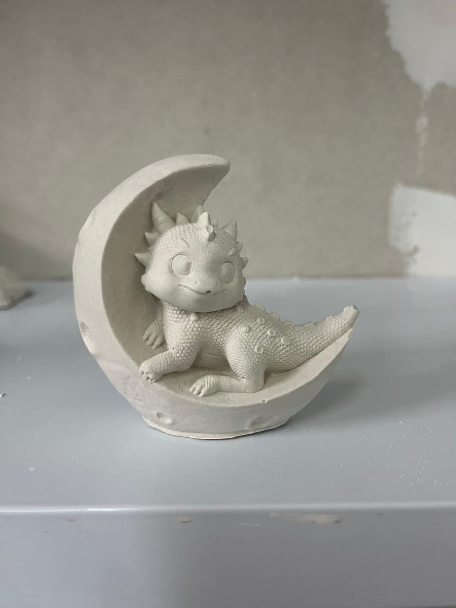 Dragón Bebé en la Luna
